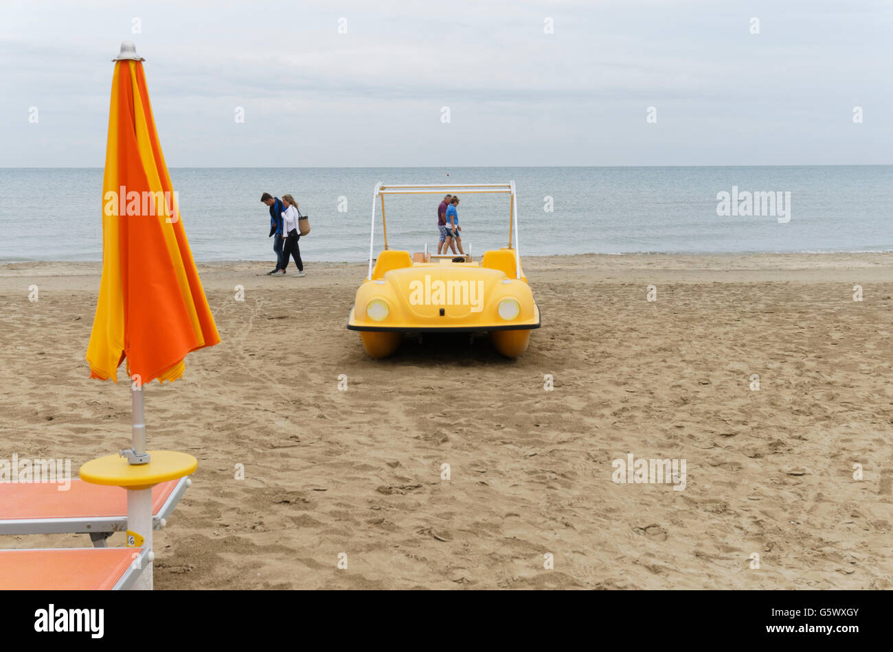 La barca di salvataggio sulla spiaggia di Pinarella di Cervia, Emilia Romagna, Italia Foto Stock