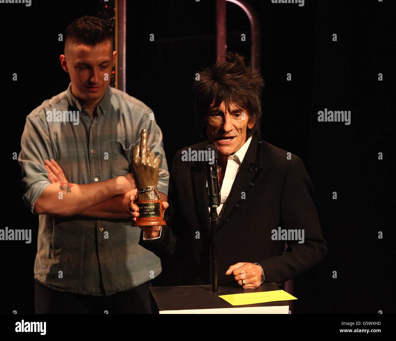 Ronnie Wood ha vinto il premio per la miglior Live Band sul palco durante i NME Awards 2013, al Troxy di Londra. Foto Stock