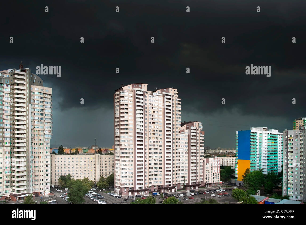 Paesaggio urbano con il nero nuvole temporalesche in th sky Foto Stock