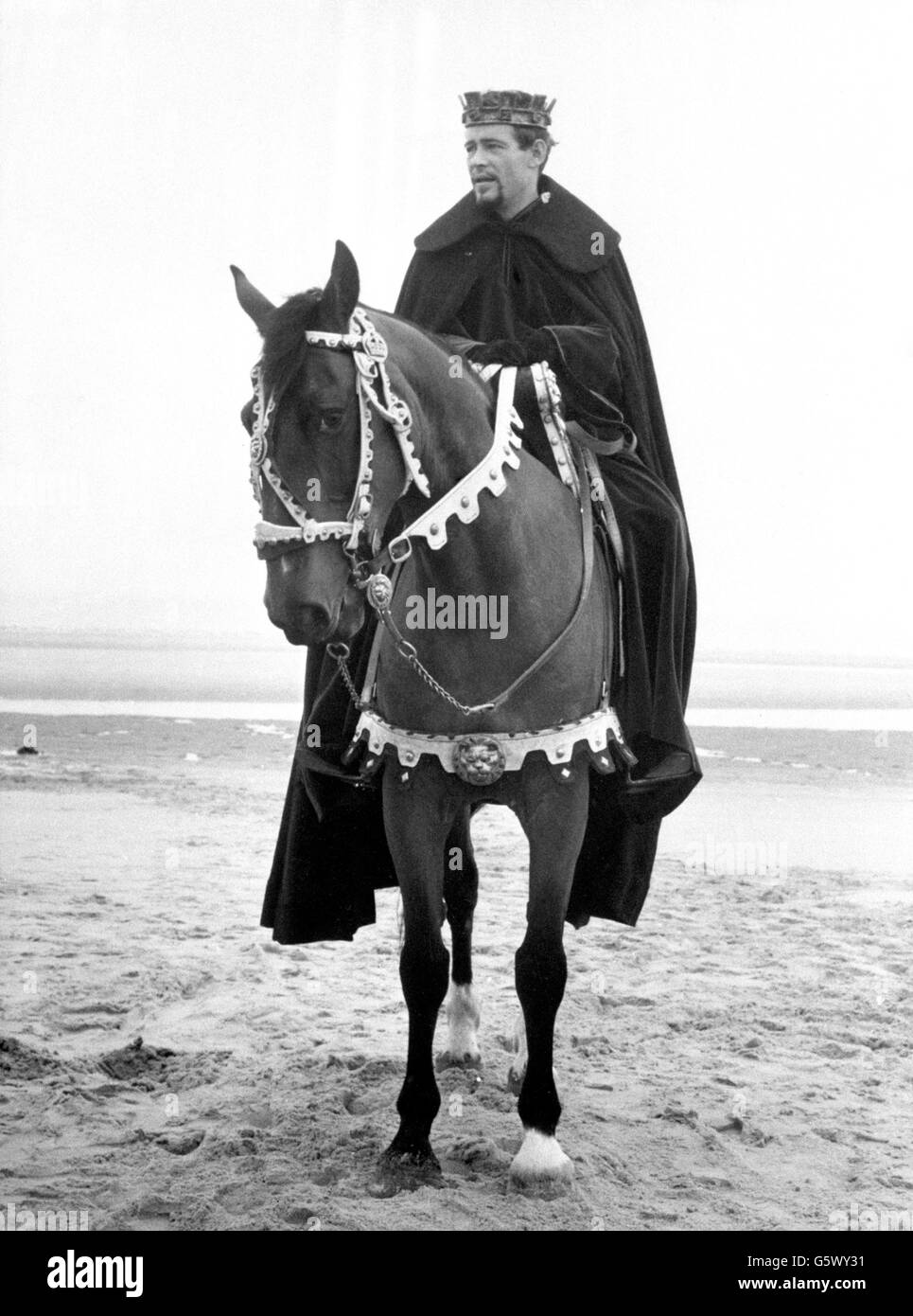 Peter o'Toole viene ritratto a cavallo durante le riprese di Becket, che viene realizzato presso gli Shepperton Studios di Surrey. Foto Stock