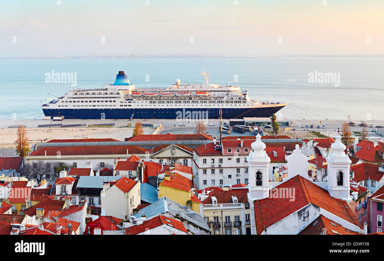 Il lusso di Lisbona la nave di crociera nel porto al tramonto. Portogallo Foto Stock