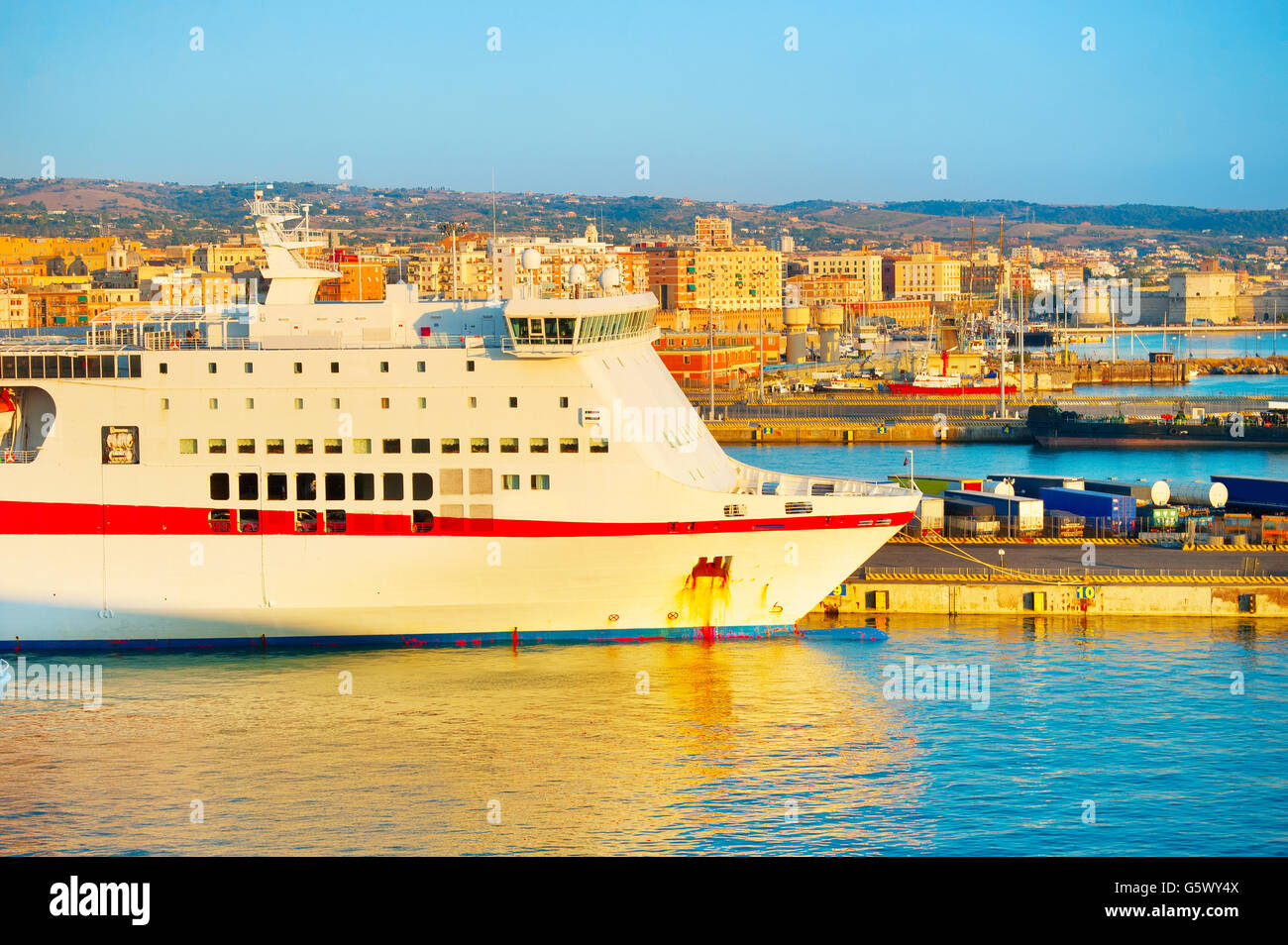 Nave passeggeri in Civitavecchia porto di mare al tramonto. Italia Foto Stock
