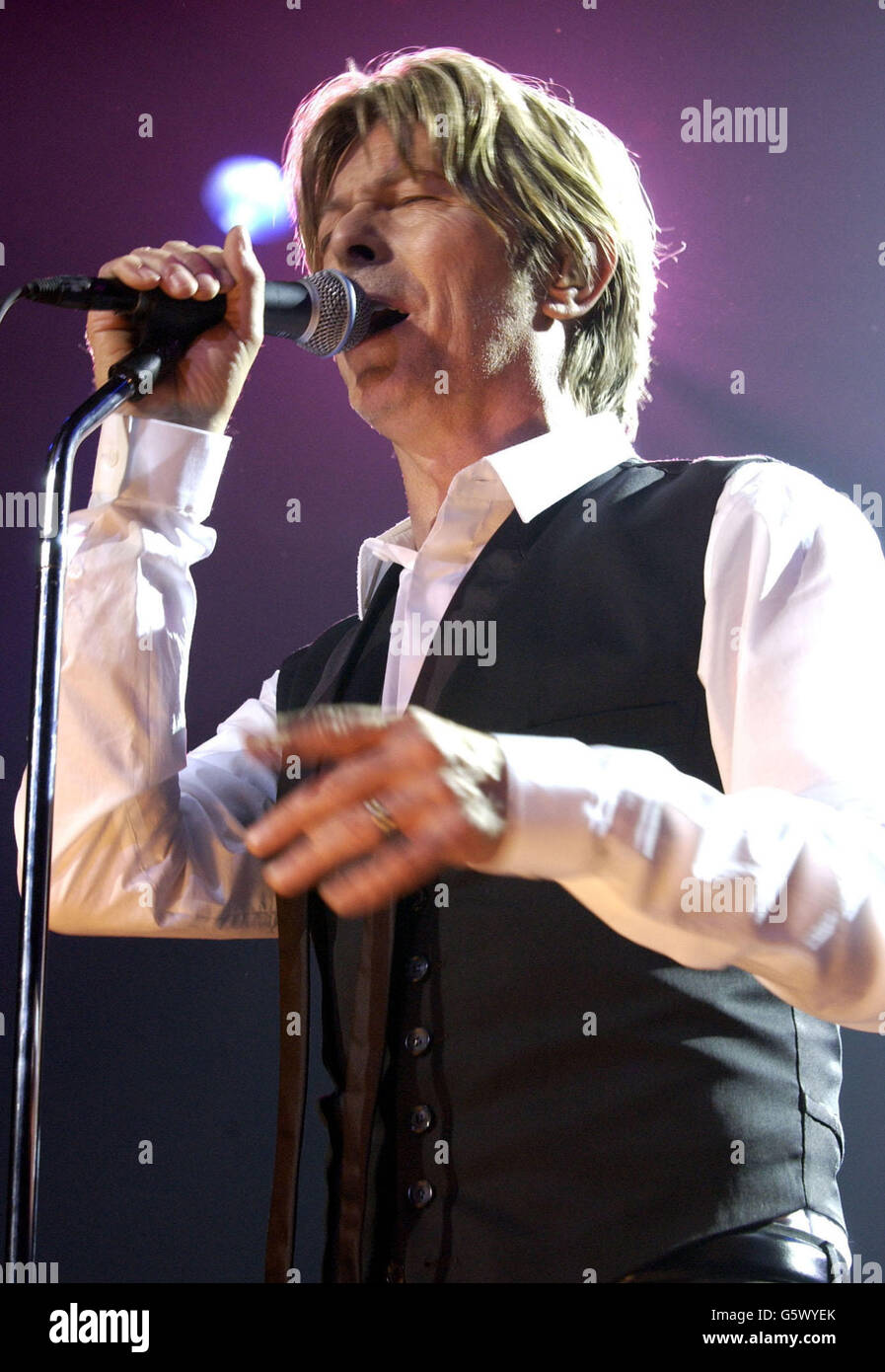 David Bowie esegue materiale dal suo album appena pubblicato Heathen, durante Meltdown 2002, il finale di un evento di due settimane, al Royal Festival Hall di Londra. Foto Stock