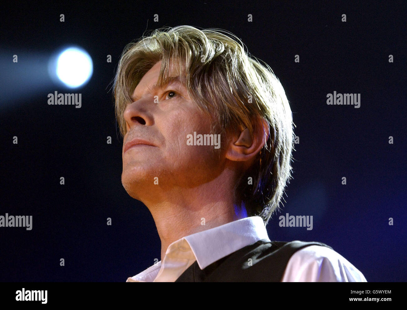 David Bowie esegue materiale dal suo album appena pubblicato Heathen, durante Meltdown 2002, il finale di un evento di due settimane, al Royal Festival Hall di Londra. Foto Stock