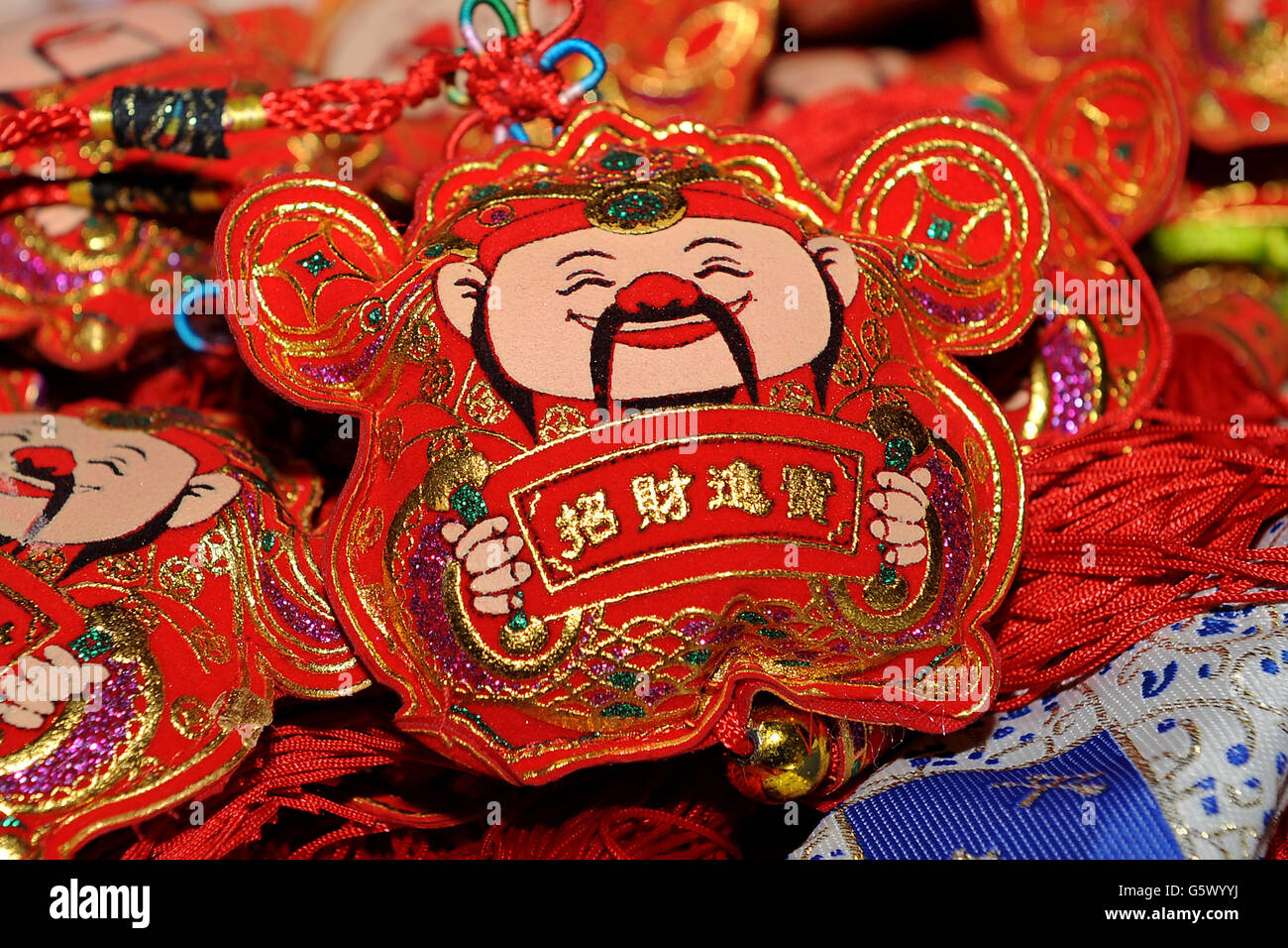 Regali cinesi in vendita a Birmingham come la gente intorno al mondo  celebra il nuovo anno cinese, l'anno del serpente Foto stock - Alamy