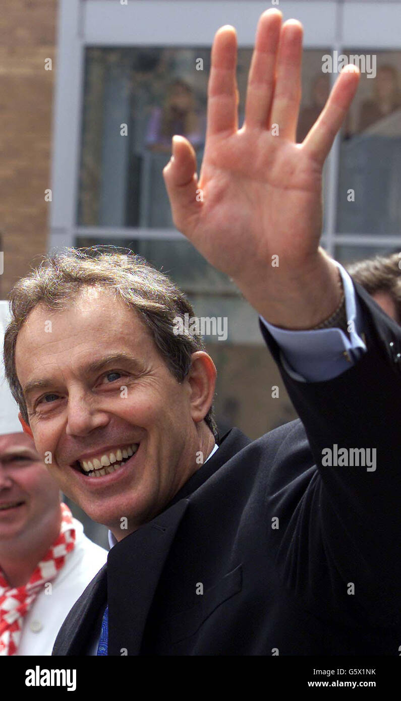Il primo Ministro Tony Blair arriva per una visita al nuovo Norfolk & Norwich University Hospital. 01/08/02 il primo ministro Tony Blair e la sua famiglia iniziavano le loro vacanze estive con una visita in una delle contee più colpite dall'afta epizootica. Il primo ministro e la sua famiglia dovevano arrivare nella Cumbria occidentale prima della loro principale vacanza nel sud della Francia. Foto Stock