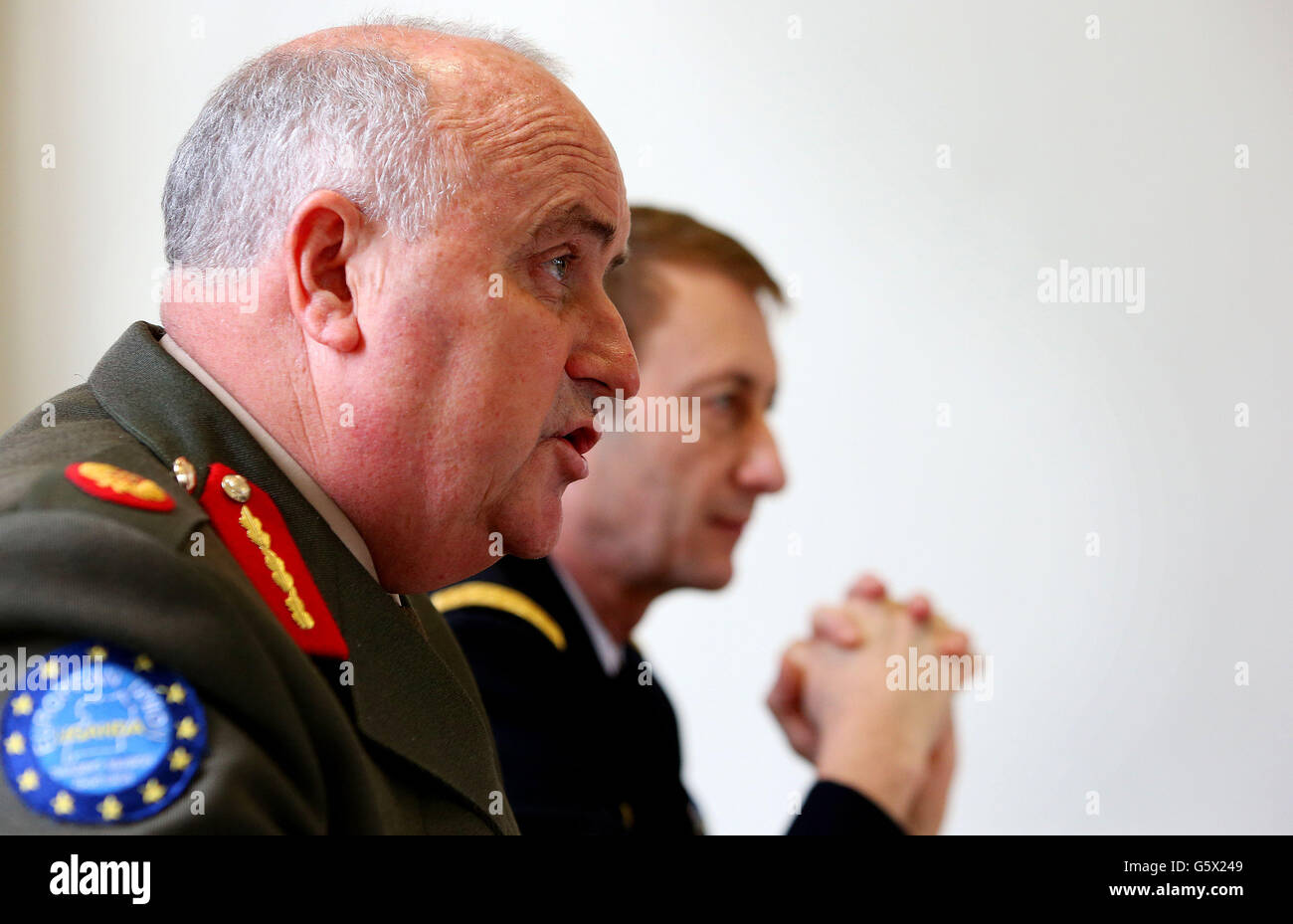 Il generale del brigadiere Gerald Aherne (a sinistra) delle forze di difesa irlandesi e il generale Patrick de Rousiers dell'EUMC durante il briefing stampa del Castello di Dublino sulla missione militare dell'UE per contribuire alla formazione delle forze di sicurezza somale. Foto Stock