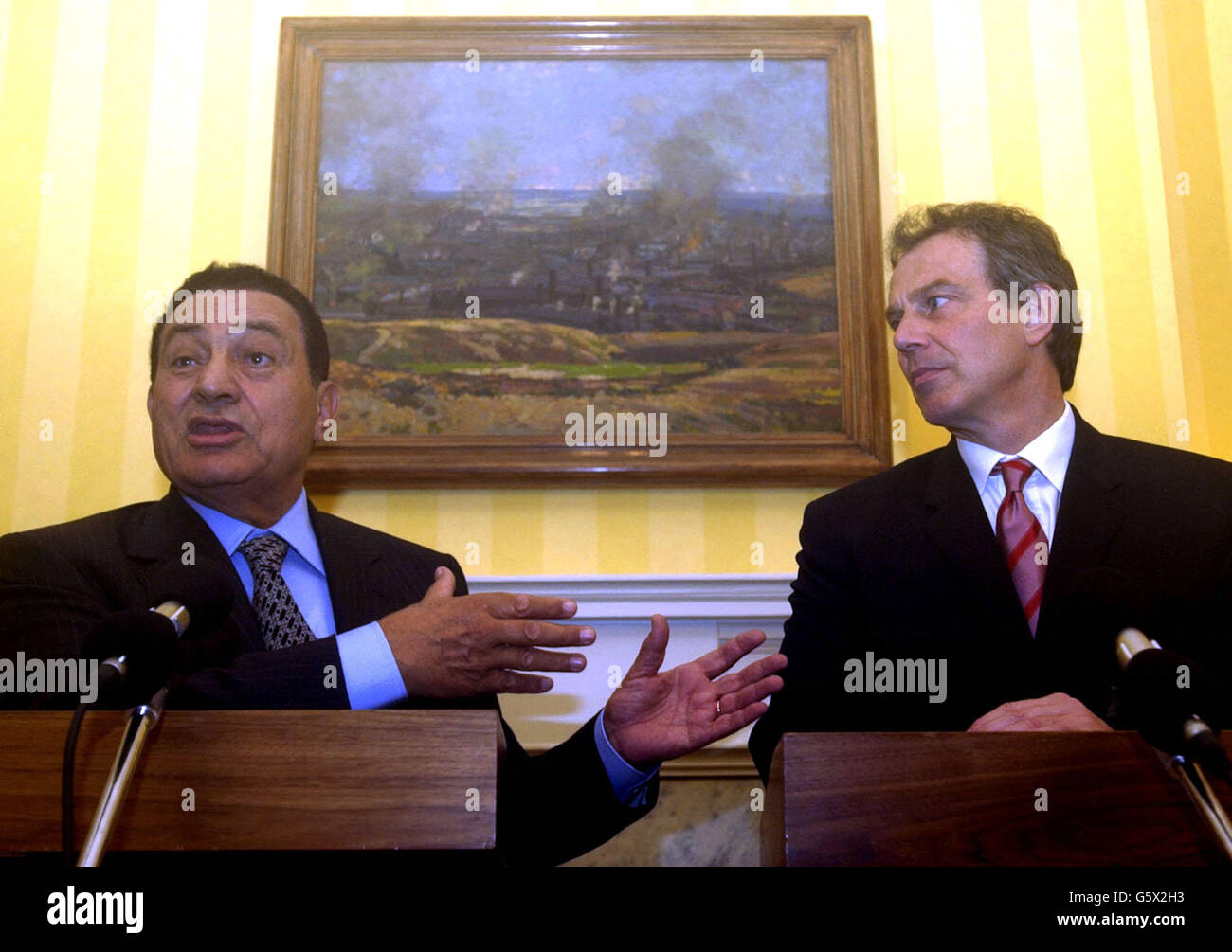 Il primo ministro Tony Blair (destra) incontra il presidente egiziano Mubarak al numero 10 di Downing Street, Londra. Blair ha avuto colloqui con il presidente egiziano Hosni Mubarak per discutere di come avviare un nuovo processo di pace in Medio Oriente. *..., dicendo che era importante avviare un processo politico per porre fine al ciclo di violenza che attanaglia la regione. Foto Stock