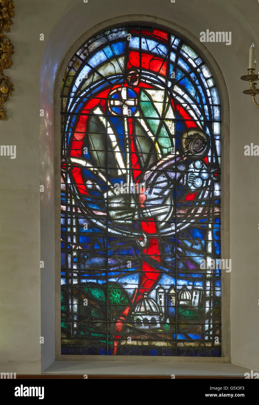 St Nicholas Cole Abbey, chiesa della città di Londra; vetrate di Keith nuovo, mostra roccia di Cristo Foto Stock