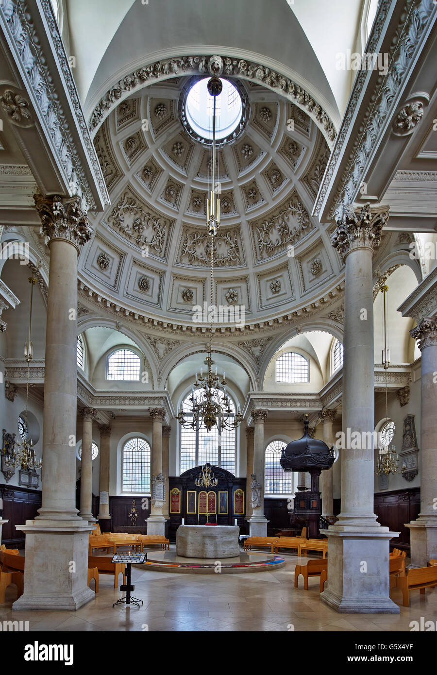 St Stephen Walbrook, chiesa della città di Londra; la navata e la cupola Foto Stock