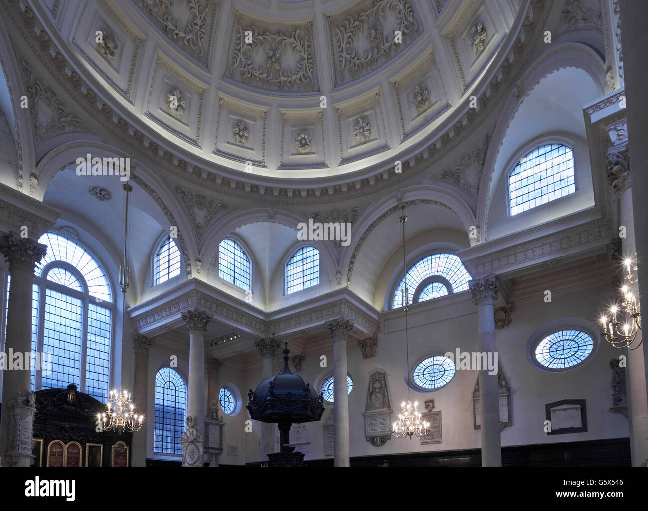 St Stephen Walbrook, chiesa della città di Londra; la cupola e la trabeazione Foto Stock