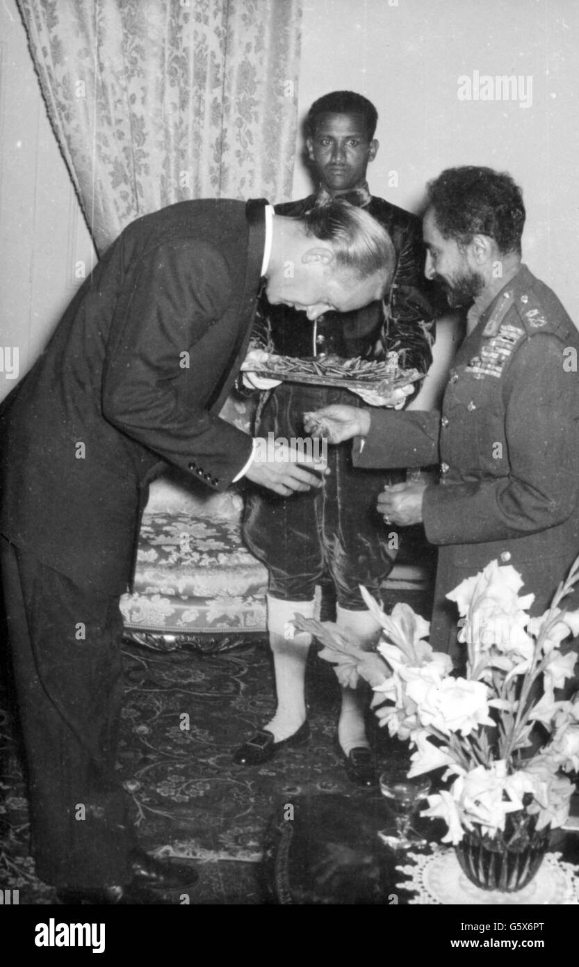 Haile Selassie i, 23.7.1892 - 27.8.1975, imperatore d'Etiopia 2.11.1930 - 12-9.1974, che presenta una medaglia ad un diplomatico occidentale, circa 1960, Foto Stock