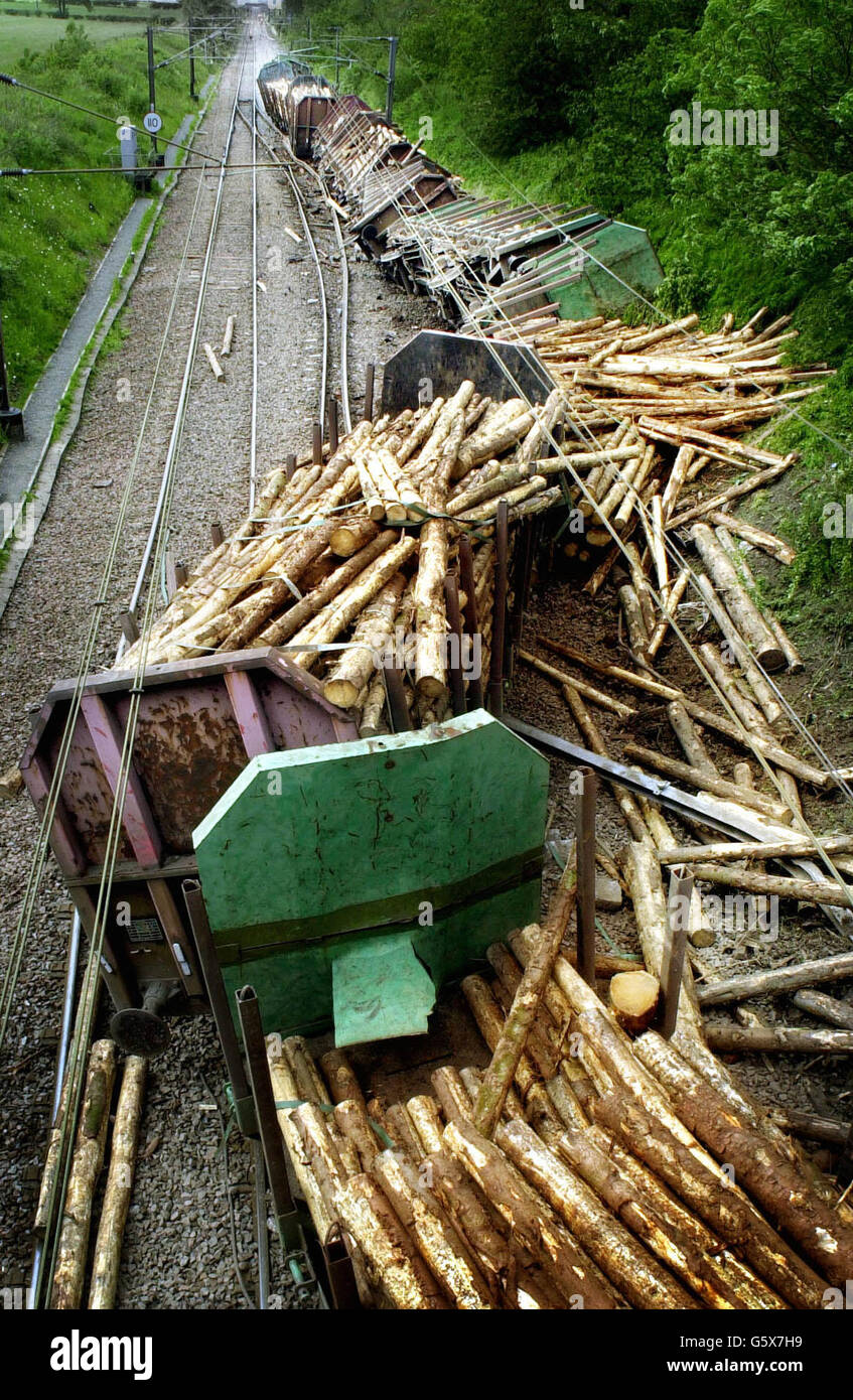 Una vista la linea ferroviaria dove un treno merci ha deragliato a Quintinshill, tra Gretna e Chapleknowe, Dumfries e Galloway. * il treno, portando 14 carri di legno, ha lasciato la pista intorno alle 9.30 ma il conducente non è stato ferito nella collisione e nessun altro era a bordo del treno al momento. *19/06/02 la linea ferroviaria dove un treno merci è deragliato a Quintinshill, tra Gretna e Chapleknowe, Dumfries e Galloway. I servizi ferroviari su una delle linee più trafficate del Regno Unito saranno interrompiti fino all'inizio della prossima settimana, mentre i danni causati da un treno merci deragliato saranno riparati, Railtrack Foto Stock