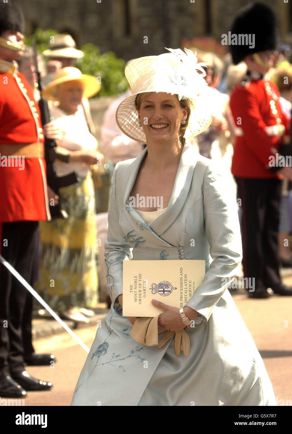 La Contessa di Wessex dopo il servizio Garter, al Castello di Windsor. Circa 8,000 persone hanno acclamato, applaudito e agitato Union Jacks nel caldo sole del pomeriggio. La processione annuale del Garter è uno degli spettacoli più grandiosi del calendario reale delle pomp e delle cerimonie. Foto Stock