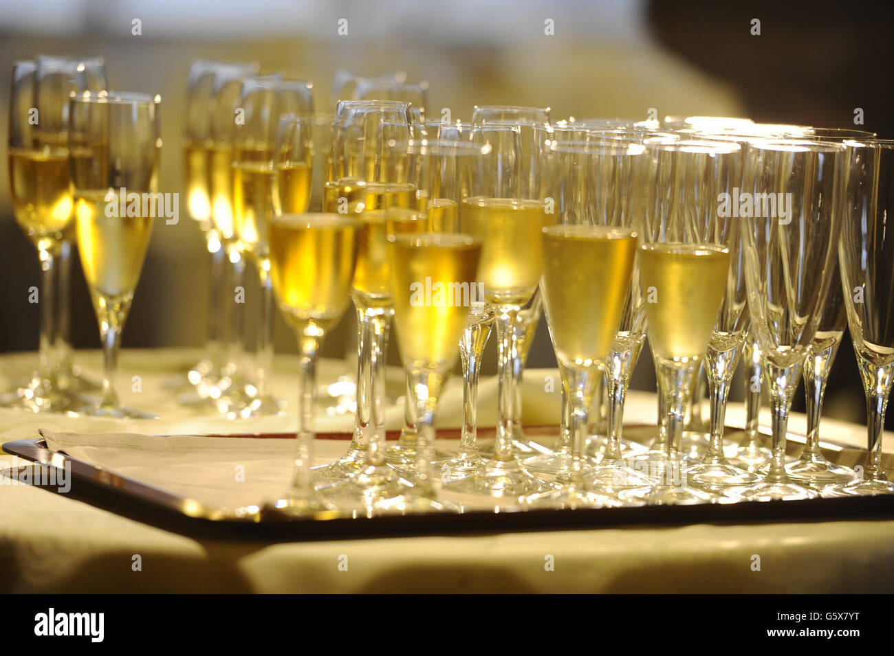 Champagne flauti preparato per un ricevimento di matrimonio Foto Stock