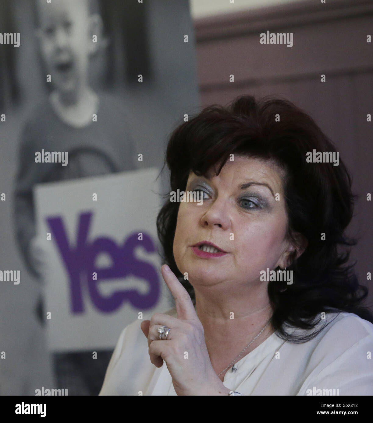 Elaine C Smith durante il lancio da parte di Yes Scotland del proprio rapporto Yes to a Just Scotland al Albany Learning and Conference Centre di Glasgow, Scozia. Foto Stock