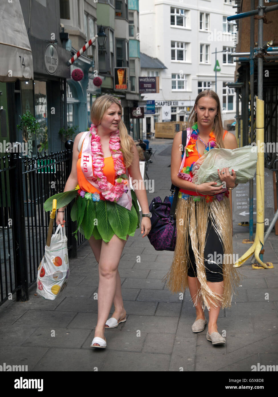 Ragazze fuori su una gallina fare in Brighton Foto Stock