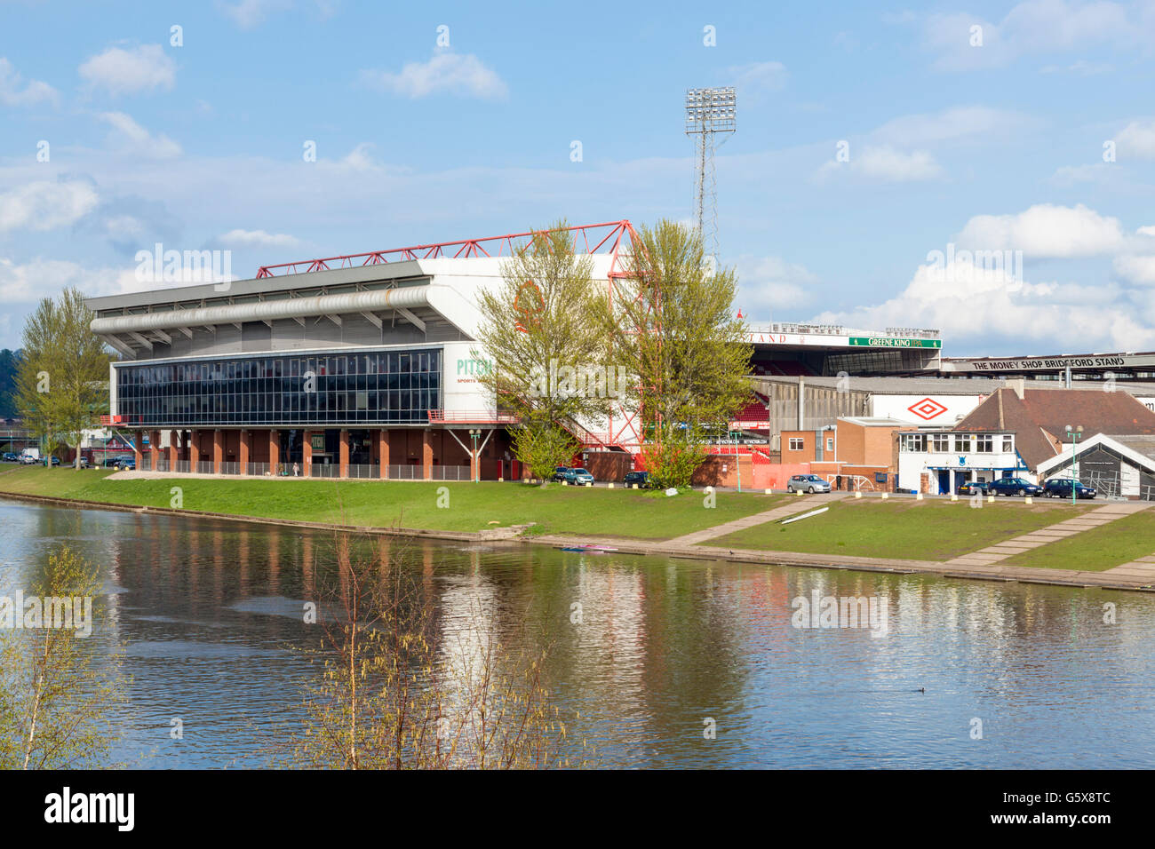 La massa della città, il Nottingham Forest Football Club (NFFC) visto attraverso il Fiume Trent, Nottingham, Inghilterra, Regno Unito Foto Stock