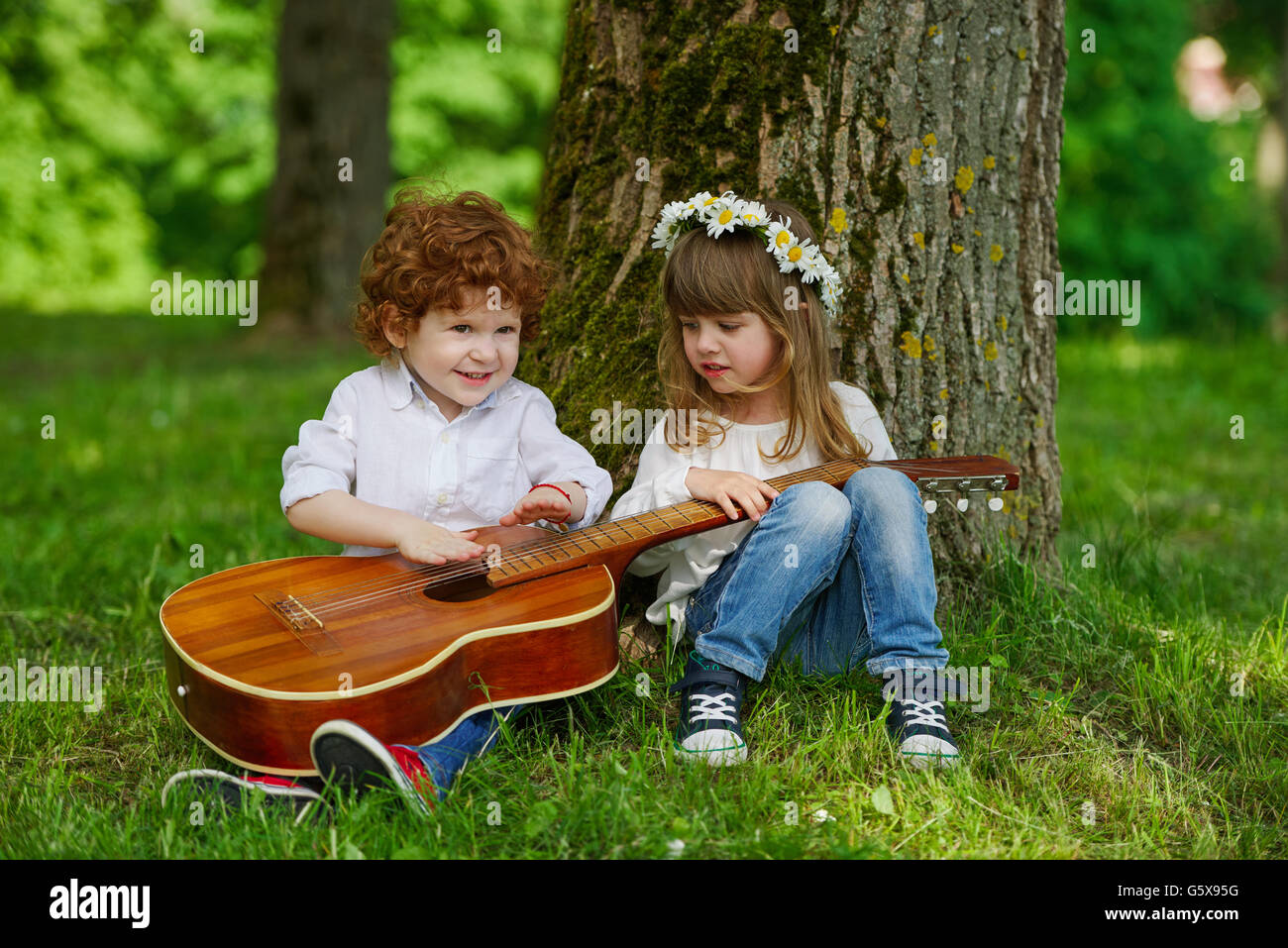 Carino bambini suonando la chitarra Foto Stock