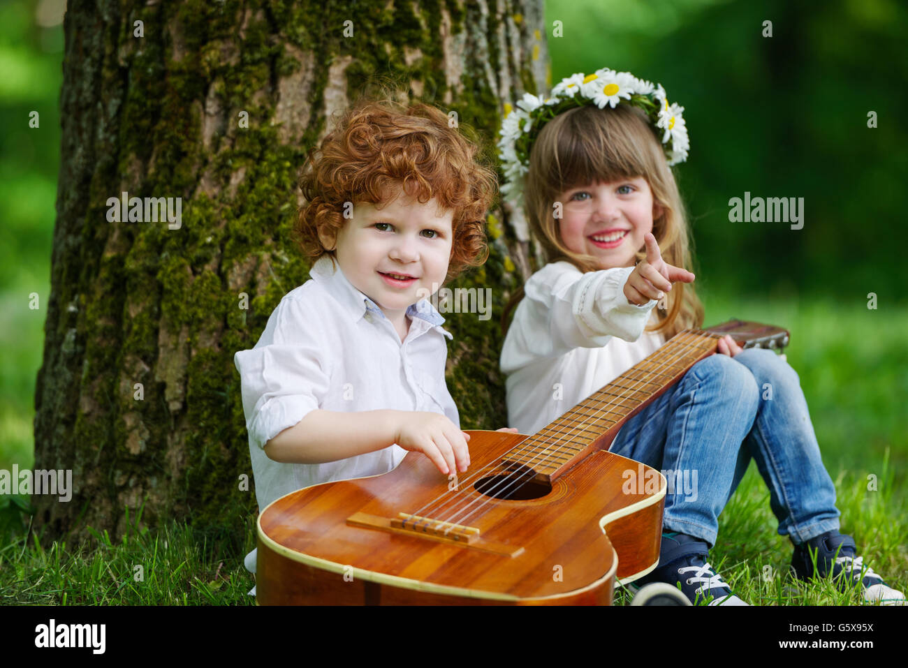 Carino bambini suonando la chitarra Foto Stock