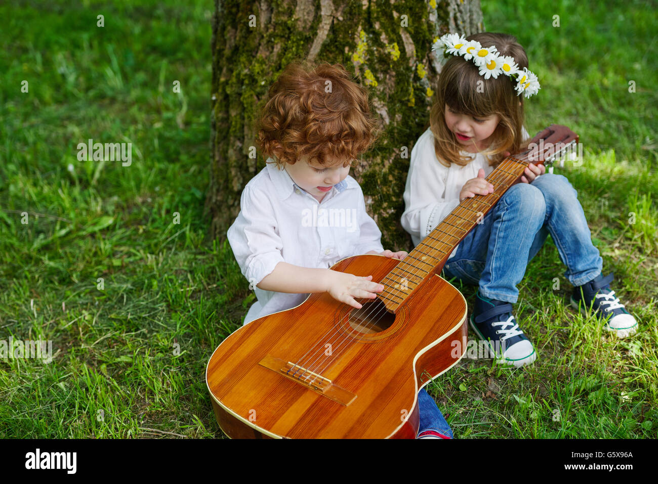 Carino bambini suonando la chitarra Foto Stock