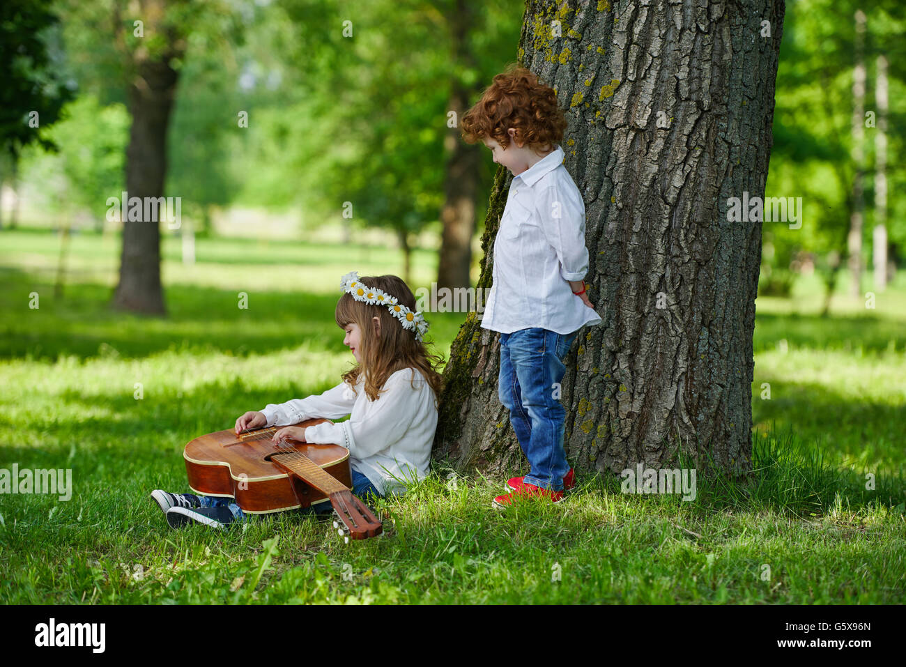 Carino bambini suonando la chitarra Foto Stock