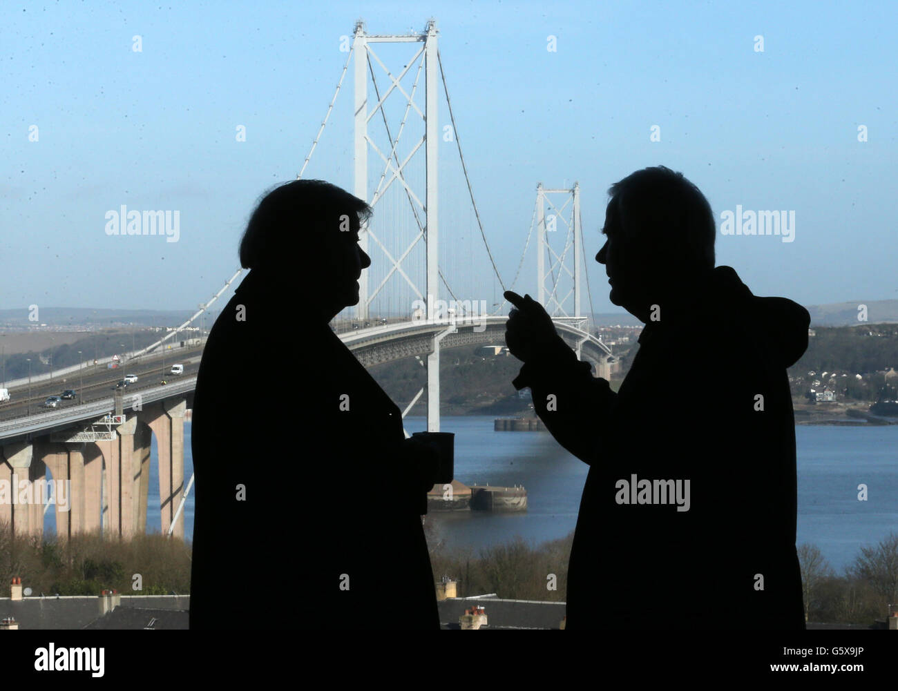 Jack o'Hara (a sinistra) e Raemond Hay lavoratori sul Forth Road Bridge originale come costruzione sul nuovo ponte va avanti nelle vicinanze durante una visita al sito di nuovo incrocio. Si sono Uniti a circa 30 colleghi che hanno fatto il ponte nel 1964 per vedere i progressi sulla nuova struttura al Forth Contact and Education Center nel South Queensferry. Foto Stock