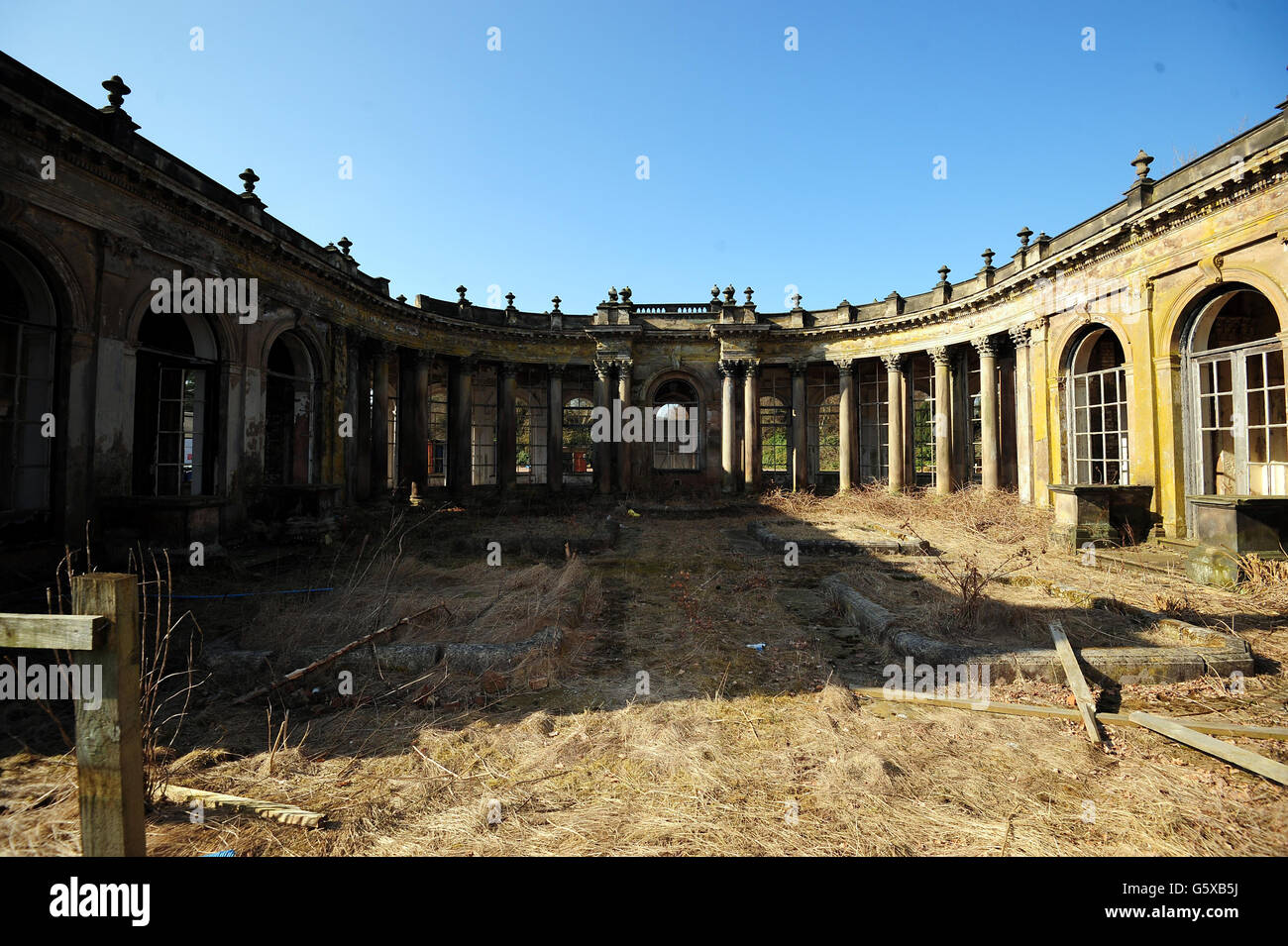 Una vista dell'ingresso originale 'Porte Cochree' alla Trentham Hall, che risale a 180 anni fa e che è stata inserita nell'elenco Grade II, nei giardini di Trentham vicino Stoke-on-Trent, Staffordshire, che è stata nominata nel registro 'a rischio' del Patrimonio Inglese. Foto Stock