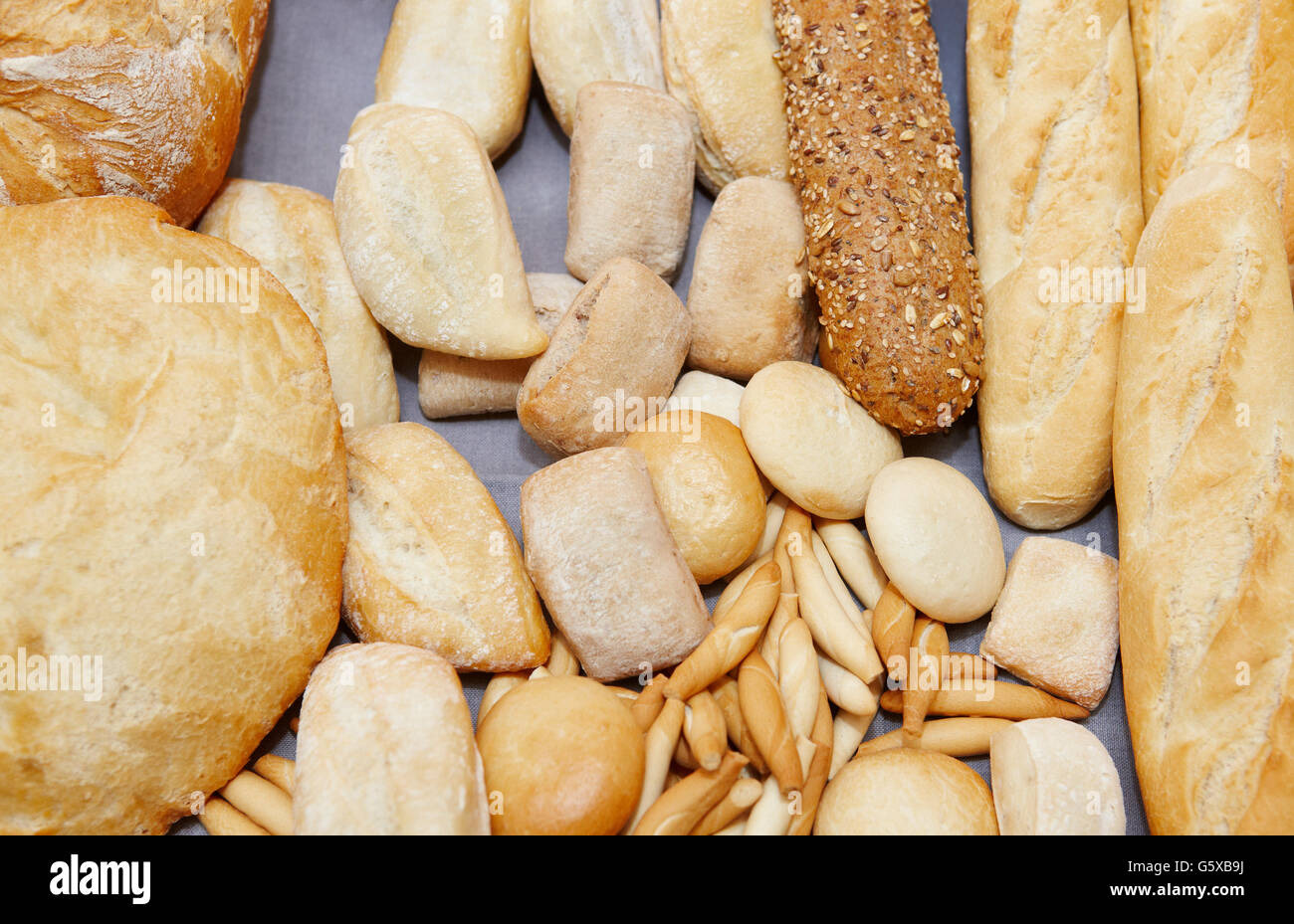 Diversi tipi di pane fresco in formato orizzontale Foto Stock