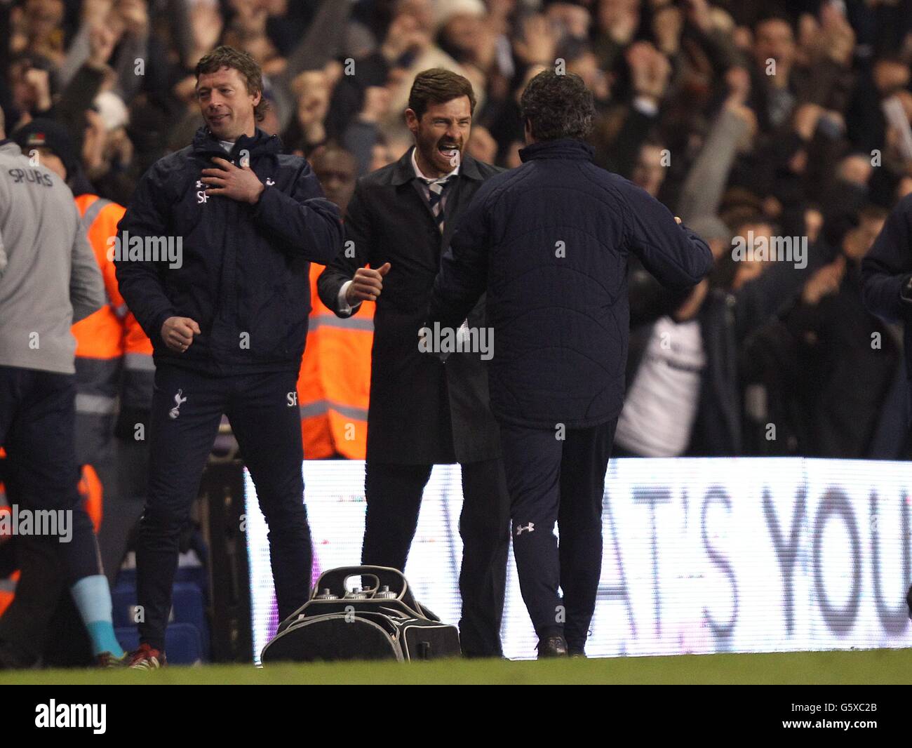 Calcio - Barclays Premier League - Tottenham Hotspur / Arsenal - White Hart Lane. Andre Villas-Boas, il manager di Tottenham Hotspur, festeggia dopo il fischio finale Foto Stock