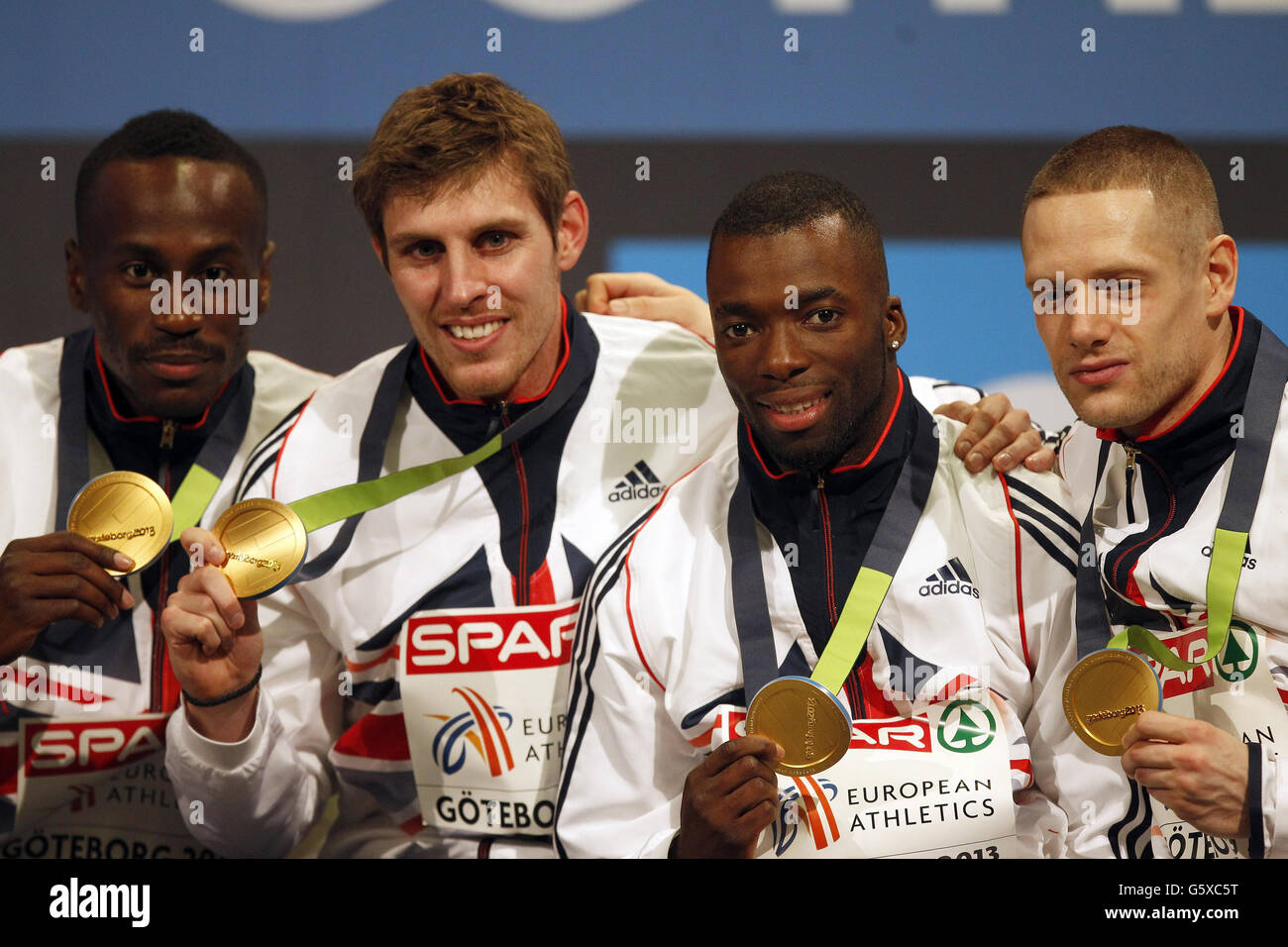 (Da sinistra a destra) Michael Bingham, Richard Buck, Nigel Levine e Richard Strachan in Gran Bretagna festeggiano la vittoria della medaglia d'oro nella staffetta da 4x400 metri maschile durante il terzo giorno dei Campionati europei al coperto presso la Scandinavium Arena di Gothenburg, Svezia. Foto Stock