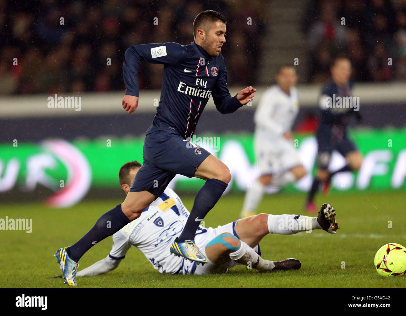 Calcio - Ligue One - Parigi Saint-Germain / Bastia - Parc des Princes. Jeremy Menez di Parigi Saint-Germain (a destra) e Julien Sable di Bastia (a sinistra) lottano per la palla Foto Stock
