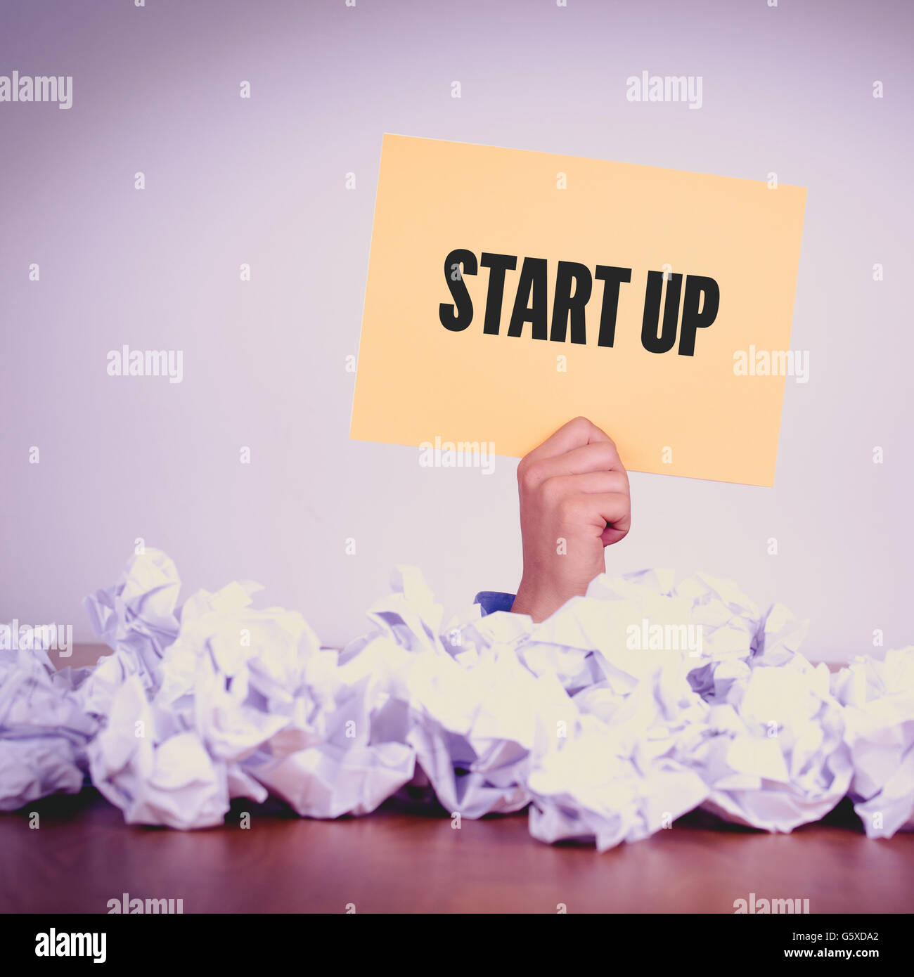 Mano azienda carta gialla con START UPCONCEPT Foto Stock