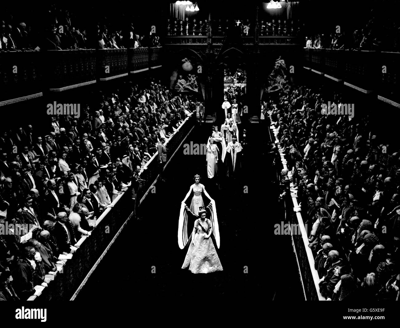 La principessa Margaret con il suo portatore di treno Miss Iris Peake a Westminster Abbey per l'incoronazione della sorella Regina Elisabetta II Foto Stock