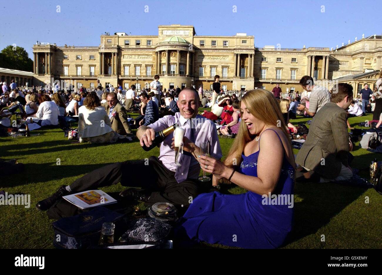 Craig Metcalf e Jayne Wood entrambi di Brighouse, Yorkshire con migliaia di altri nei terreni di Buckingham Palace a Londra per il Prom at the Palace . Foto Stock