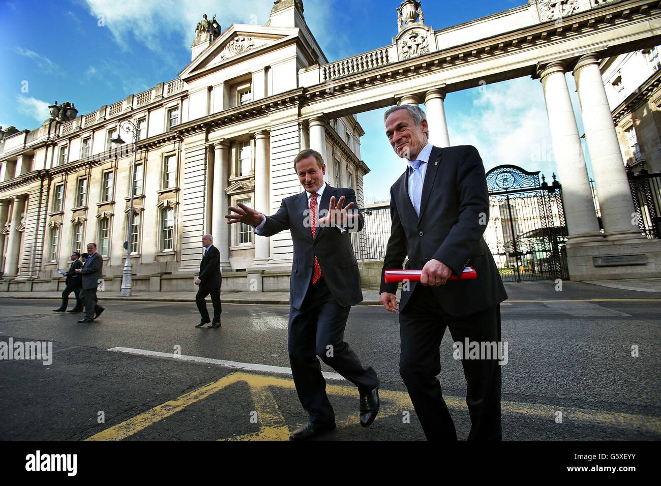 Il Ministro per l'occupazione, l'impresa e l'occupazione Richard Bruton (a sinistra) e Taoiseach Enda Kenny si sono rechati al Merion Hotel di Dublino per la conferenza stampa per annunciare i dettagli della creazione di 450 nuovi posti di lavoro da parte di eBay presso il loro centro operativo di Dundalk. Foto Stock