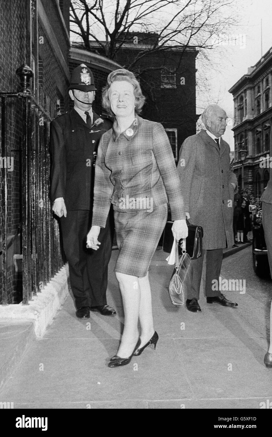 Barbara Castle, Segretario di Stato per l'occupazione e la produttività, arriva a Downing Street al 10 per unirsi al primo Ministro in un incontro con i rappresentanti del Congresso sindacale. Foto Stock