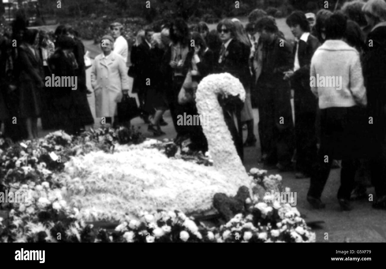 Un gigante cigno bianco scolpito in fiori ha impresso i tributi floreali al funerale della pop star Marc Bolan al Golders Green crematorium di North London. Foto Stock