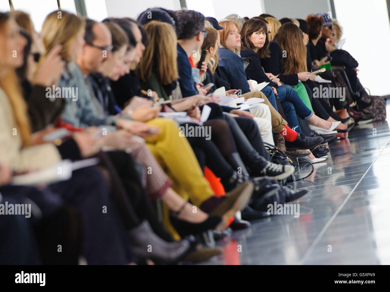 Membri del pubblico durante la sfilata Preen del terzo giorno della London Fashion Week, presso la Heron Tower, Londra. Foto Stock