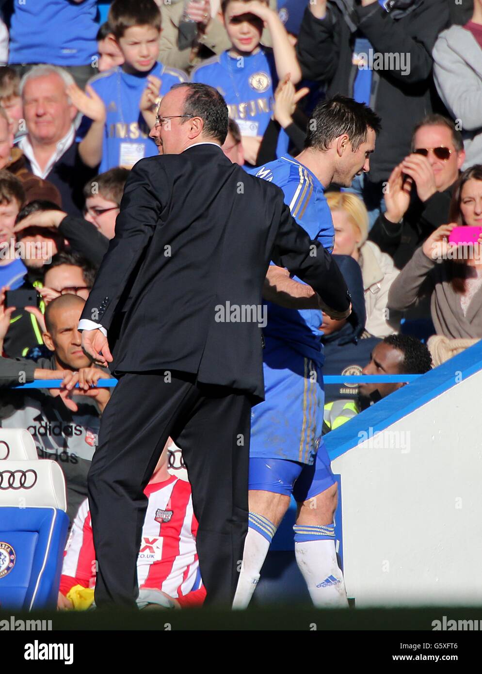 Calcio - fa Cup - Fourth Round Replay - Chelsea / Brentford - Stamford Bridge. Rafael Benitez, direttore del Chelsea (a sinistra), si congratula con Frank Lampard (a destra), che è stato sostituito in campo Foto Stock