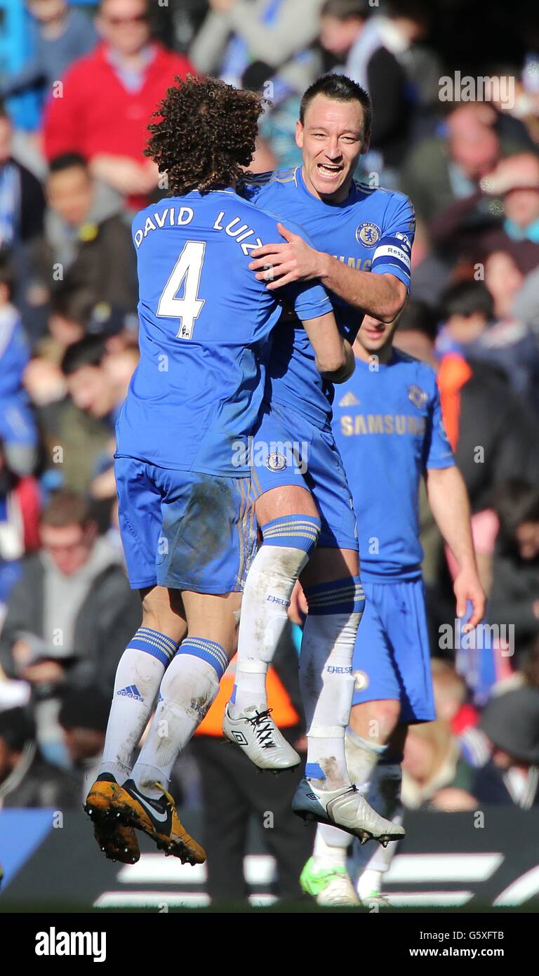 Calcio - fa Cup - Fourth Round Replay - Chelsea / Brentford - Stamford Bridge. John Terry di Chelsea celebra il quarto obiettivo del gioco del suo lato con il compagno di squadra David Luiz (4) Foto Stock