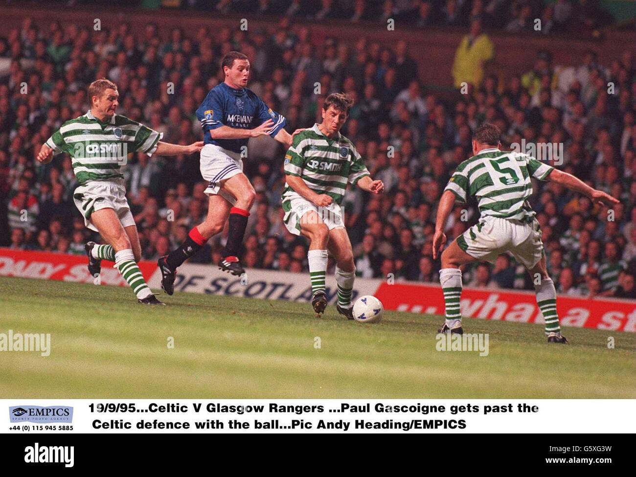 19/9/95. Celtic V Glasgow Rangers, Paul Gascoigne passa la difesa celtica con la palla Foto Stock