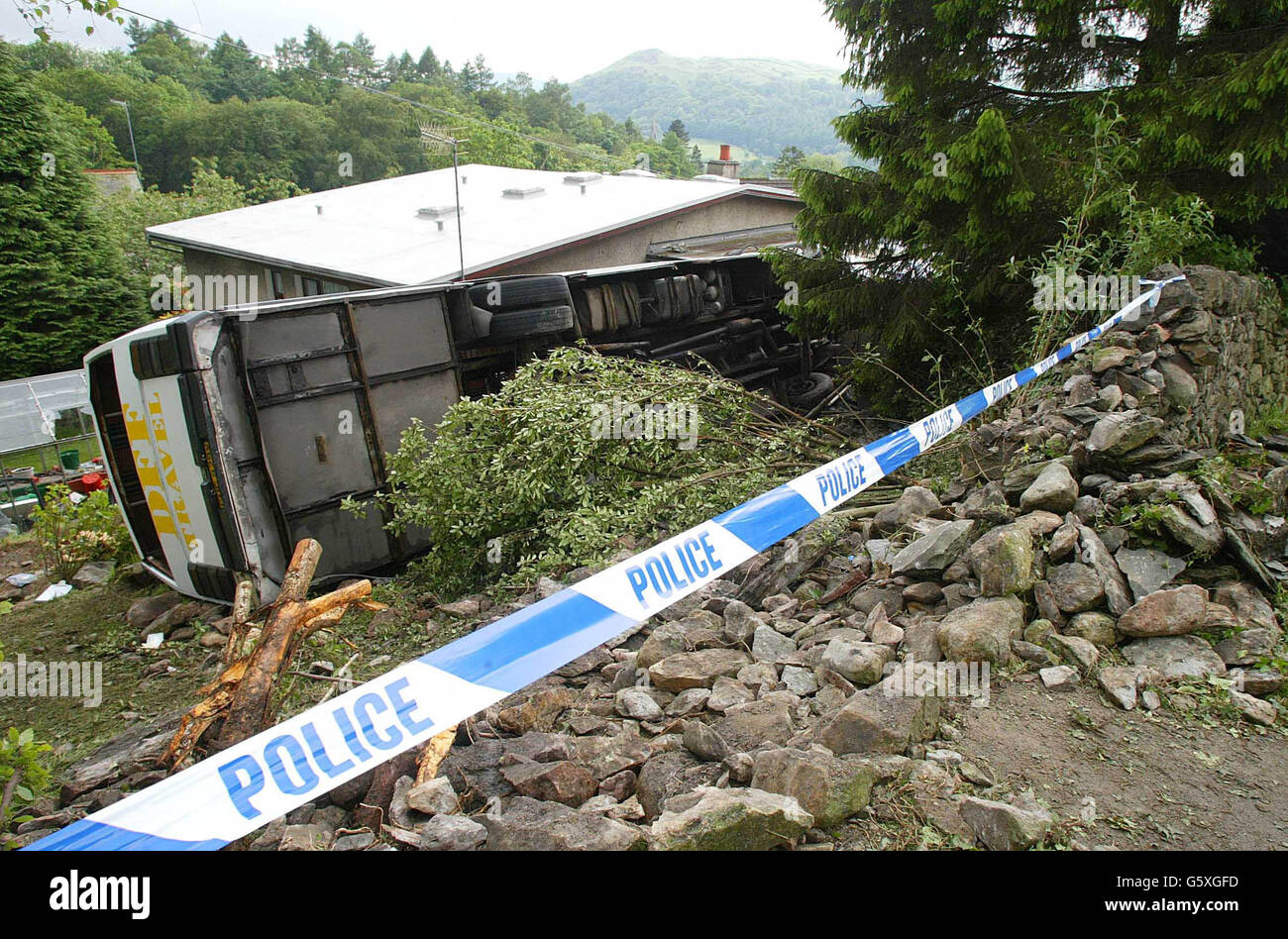 La scena dell'incidente ad Ambleside, nel Lake District, dove 12 passeggeri sono stati gravemente feriti dopo che l'autobus che trasportava turisti anziani si è schiantato in un giardino privato. I passeggeri erano in una gita di un giorno da Stakeford, vicino ad Ashington, Northumberland. Foto Stock