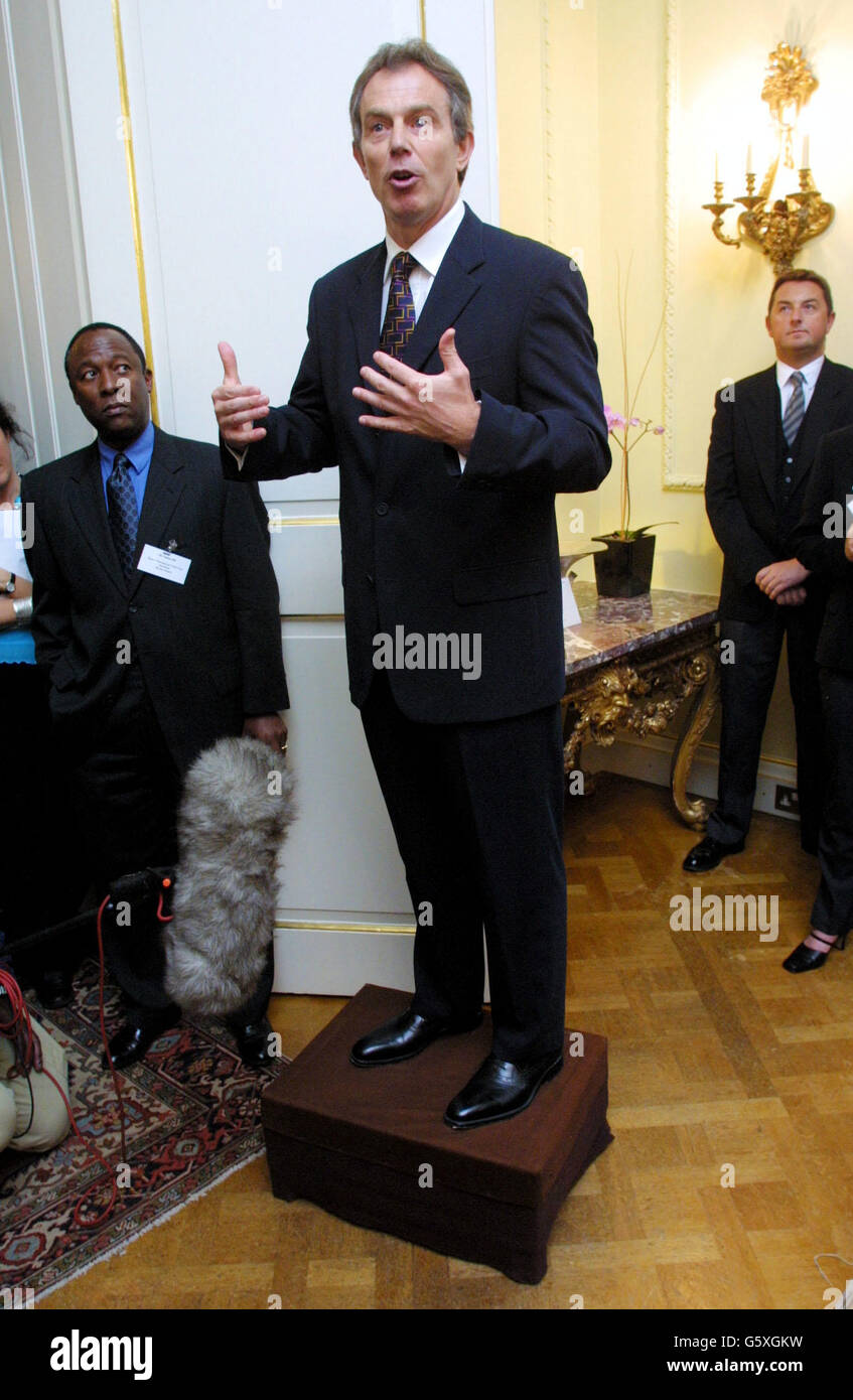 Il primo ministro britannico Tony Blair ha parlato ad un ricevimento in Downing Street per i genitori single che tornano al lavoro. I sindacati e i gruppi di campagna hanno accolto con favore una nuova iniziativa del governo volta ad aiutare più genitori soli e disabili a trovare lavoro nell'ambito di ulteriori riforme dello stato sociale. * il primo ministro ha parlato di un nuovo contratto tra cittadini e società, mentre ha annunciato i piani per avvicinare il paese alla piena occupazione. Foto Stock