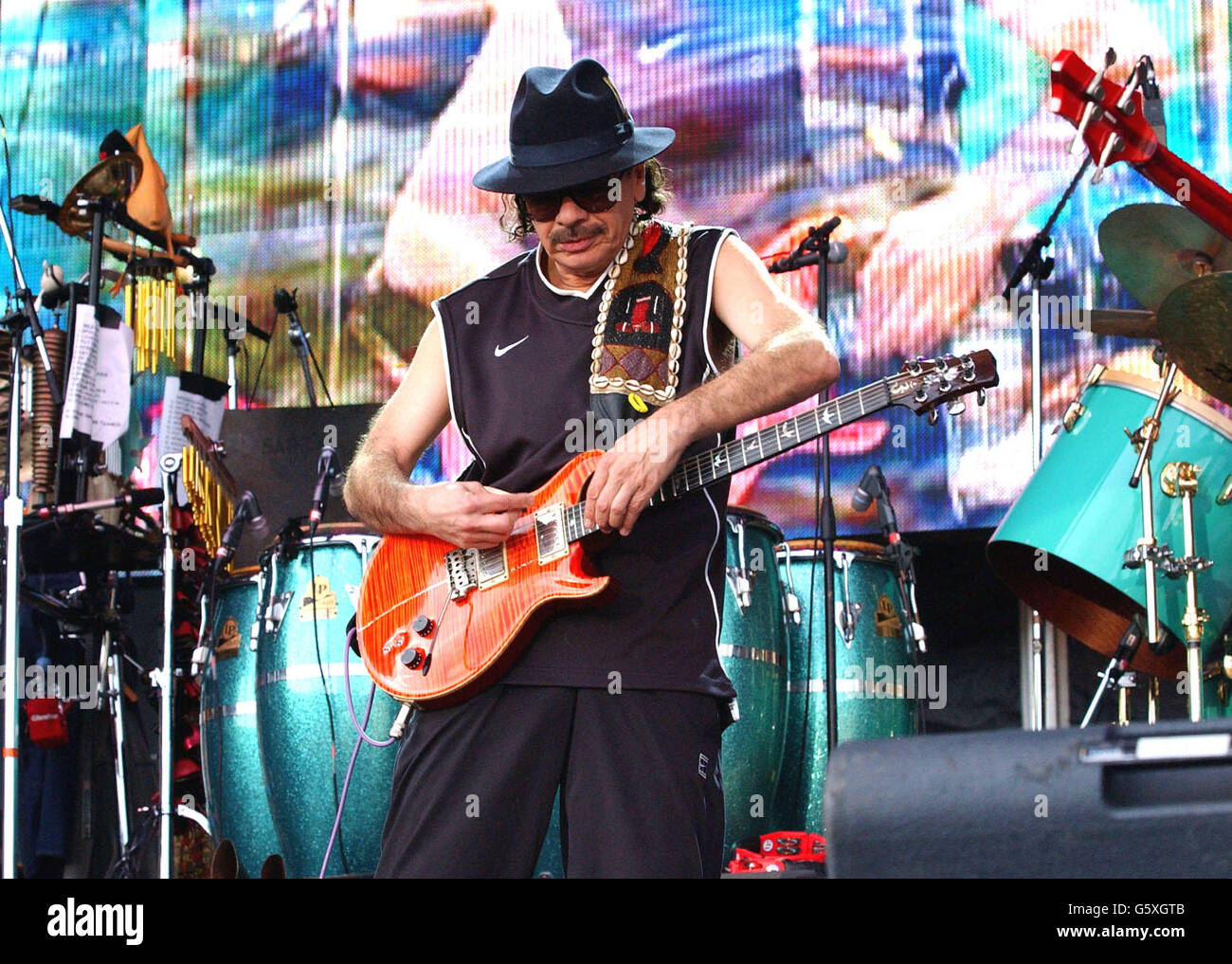 Il chitarrista STATUNITENSE Carlos Santana nella sua unica data britannica  ha suonato dal vivo al National Sports Centre, Crystal Palace, South London  Foto stock - Alamy