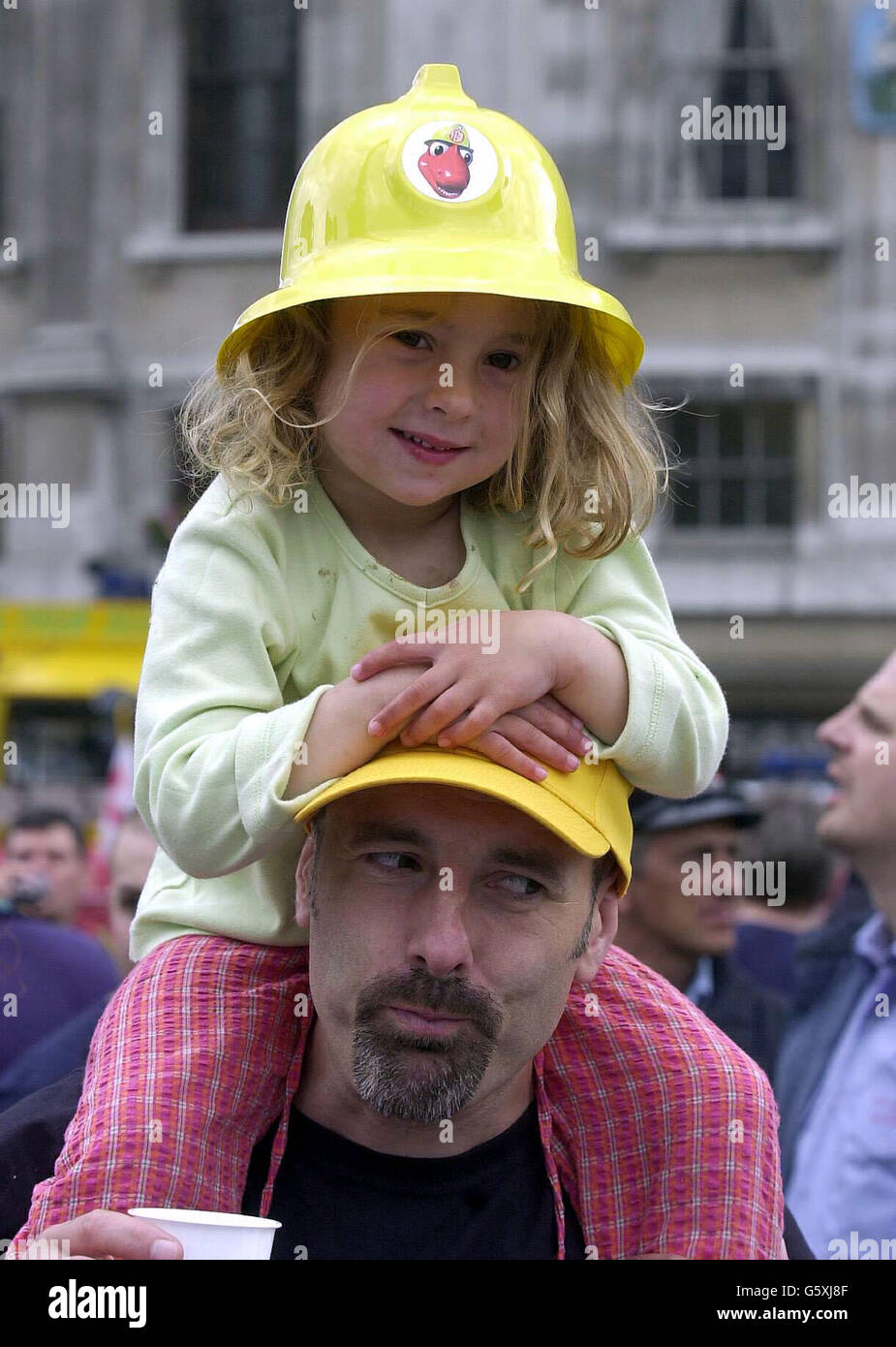 Daisy Handscomb (3) sostiene il suo padre combattente Keith che si è Unito alla marcia del pompiere a Trafalgar Square, Londra, per un rally per chiedere un aumento di retribuzione, e per avvertire di un'azione industriale se una controversia retributiva non è risolta. * l'Unione dei Vigili del fuoco ha detto che fino a 12,000 vigili del fuoco e le donne hanno preso parte all'evento a Londra, il doppio di quanto ci si aspettasse. C'è stata una grande allegria quando il segretario generale dell'Unione Andy Gilchrist ha detto che l'FBU avrebbe agito su un mandato per un'azione industriale voto se non vi fosse alcun progresso in termini di retribuzione. Foto Stock