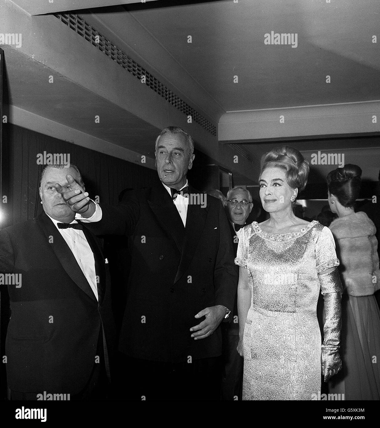 Ammiraglio della flotta Earl Mountbatten della Birmania che parla con l'attrice americana Joan Crawford e Sir Billy Butlin (a sinistra) quando Lord Mountbatten è stato ospite d'onore di Miss Crawford e dei suoi colleghi direttori della Pepsi-Cola Company ad un ricevimento alla Grosvenor House durante la convention Variety Clubs International. Foto Stock