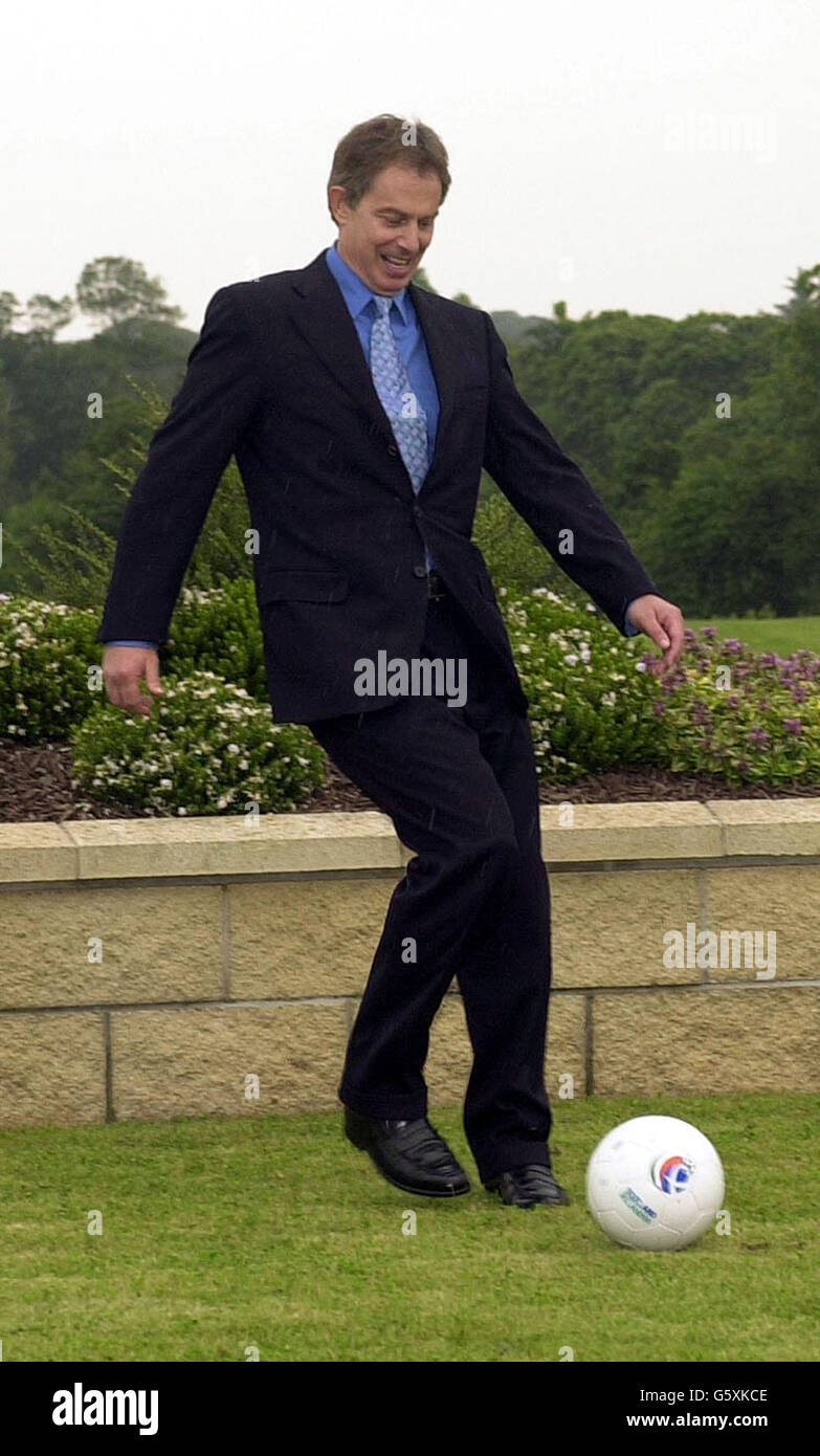 Il primo ministro britannico Tony Blair ha un calcio d'inizio con il primo ministro scozzese Jack McConell a Jersey, per promuovere l'offerta congiunta scozzese/irlandese di ospitare i campionati europei di calcio Euro 2008. * essi si sono riuniti in una riunione a Jersey del Consiglio britannico-irlandese, istituita nell'accordo del Venerdì Santo per riunire i rappresentanti della Repubblica d'Irlanda, dell'Inghilterra, della Scozia, del Galles, dell'Irlanda del Nord, Jersey, Guernsey e l'Isola di Man per discutere questioni che interessano l'intera Isole Britanniche. Foto Stock