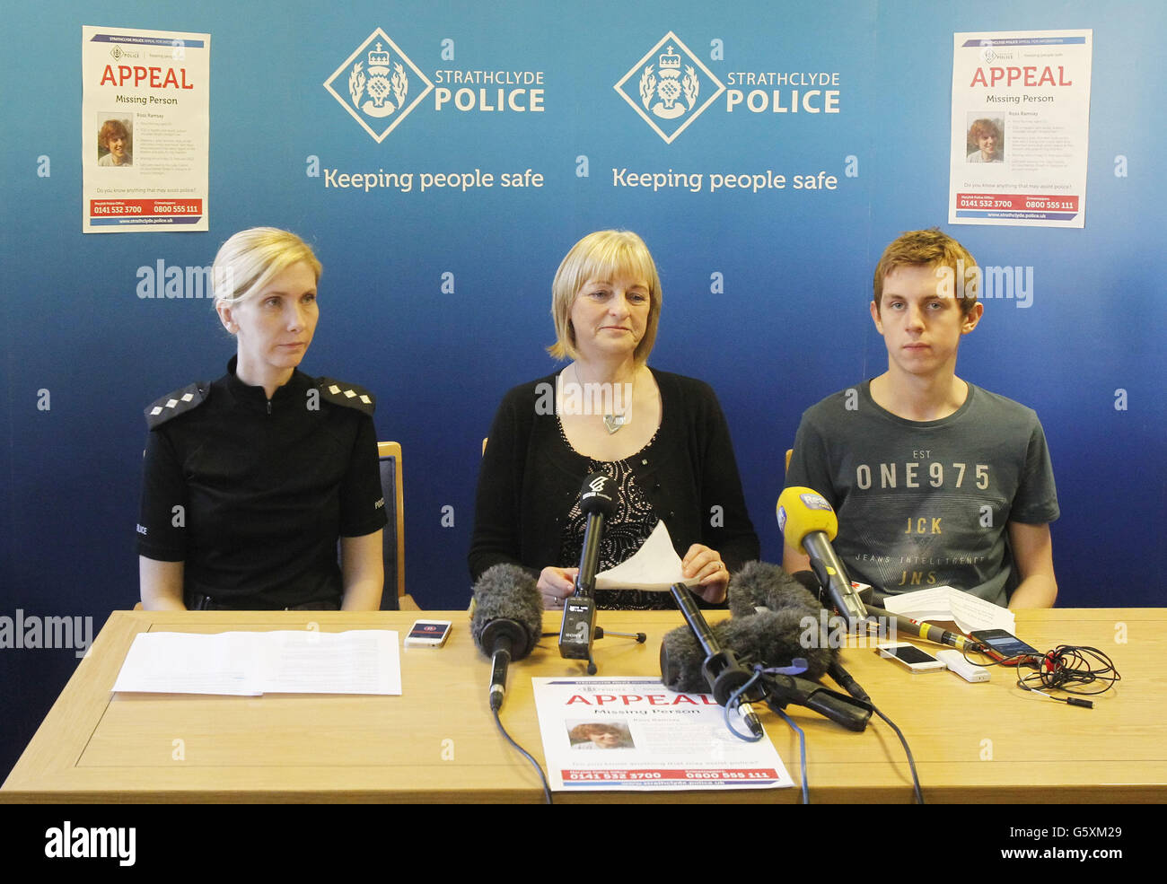 Capo Ispettore Ann Hughes (a sinistra), madre Sandra Ramsay e fratello Ryan Ramsay, appello per le informazioni riguardanti l'uomo scomparso Ross Ramsay, durante una conferenza stampa presso la stazione di polizia di Maryhill a Glasgow, Scozia. Foto Stock