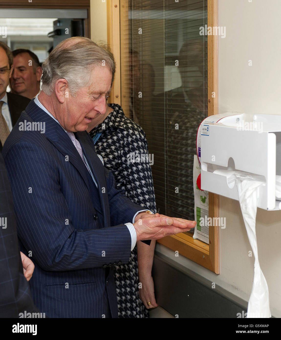 Il Principe del Galles sanitizza le mani mentre incontra il personale e i pazienti all'ospedale Great Ormond Street Children's a Londra. Foto Stock